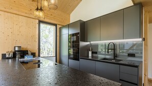 Eine moderne Küche mit Granitarbeitsplatten, Edelstahlgeräten und einem großen Fenster für natürliches Licht.