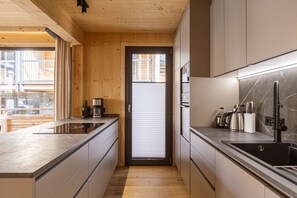 Kühlschrank, Mikrowelle, Ofen, Geschirrspüler