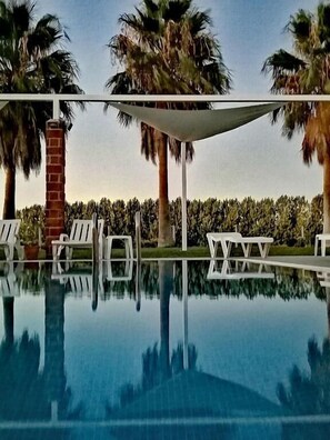 Piscine extérieure en saison