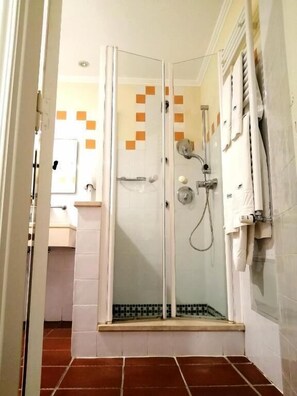 Separate bathtub and shower, hair dryer, towels, shampoo