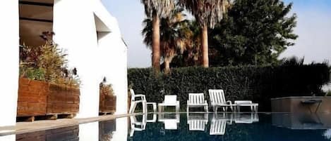 Een seizoensgebonden buitenzwembad