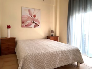 1 quarto, ferros/tábuas de passar roupa, berço de viagem, roupa de cama