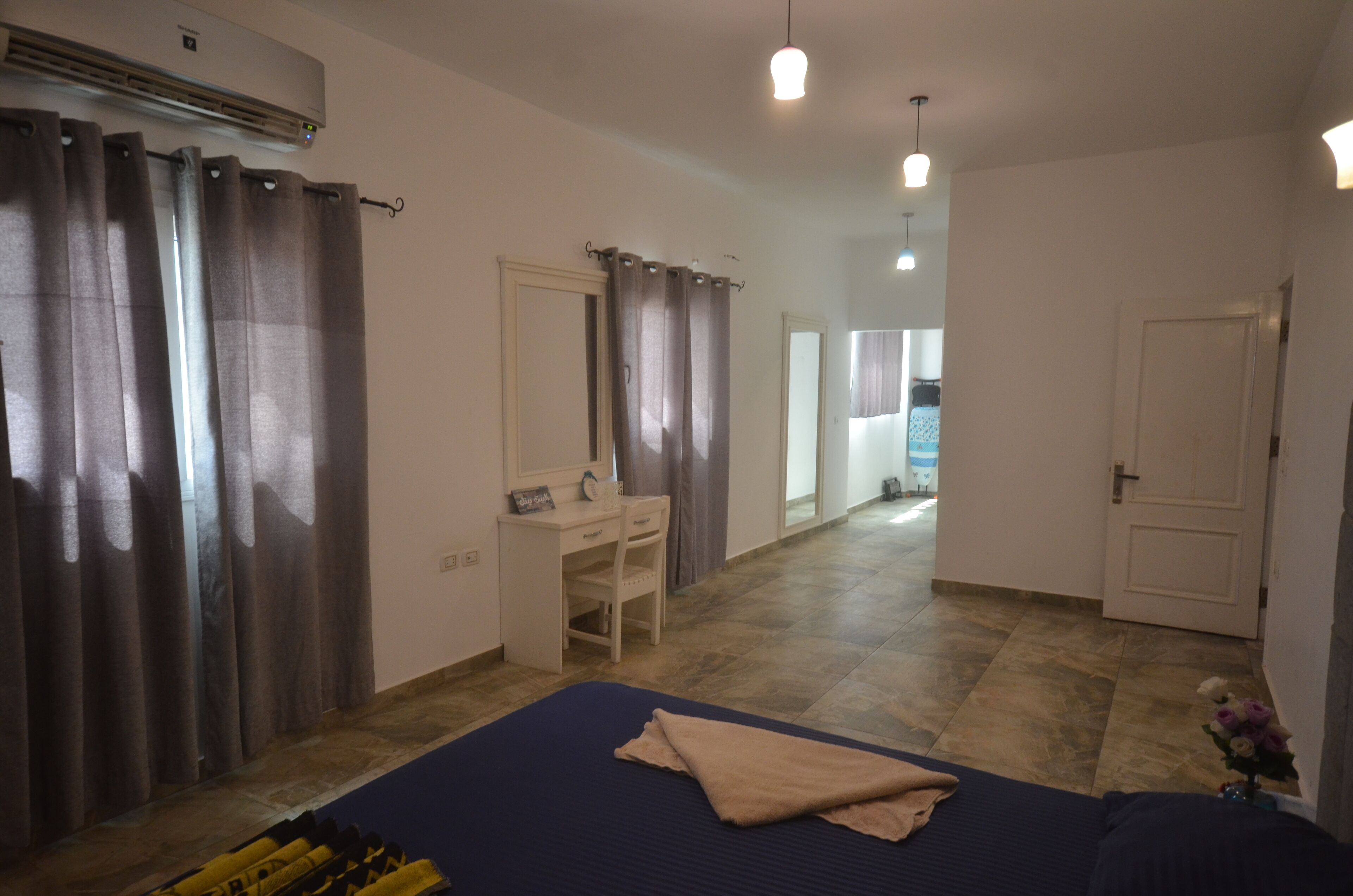 Sábanas de algodón egipcio, ropa de cama de alta calidad y minibar 