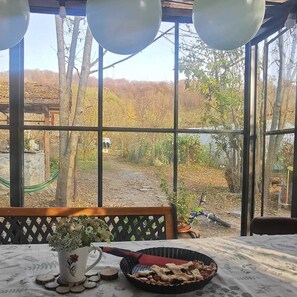 Dining - Charming countryside cottage and garden near forest (Vâlsănești)
