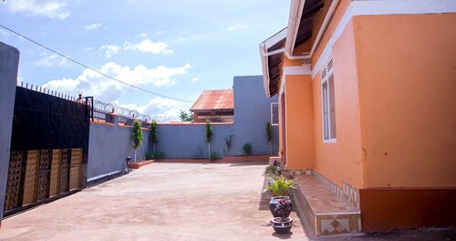 3 Bed House - Sleeps 8, Wifi, Parking, Pets