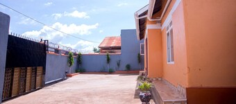 3 Bed House - Sleeps 8, Wifi, Parking, Pets