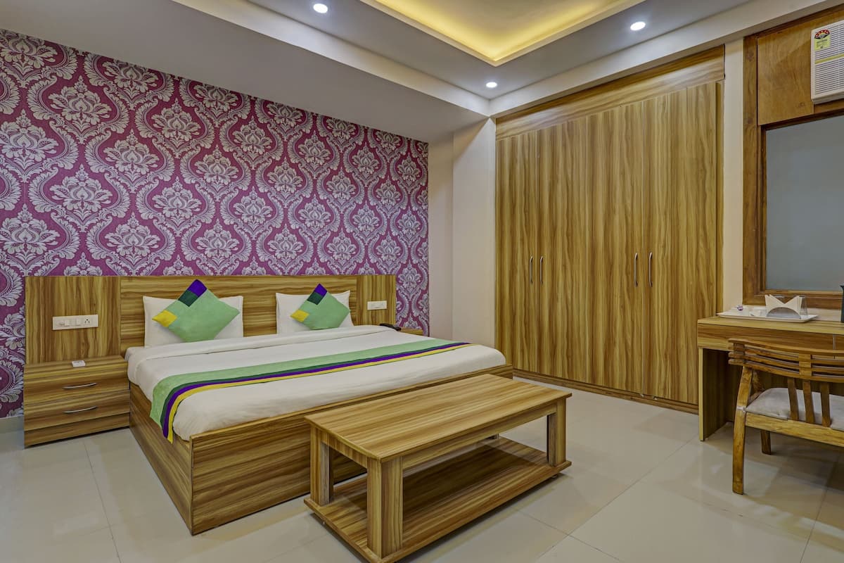 Standard Room | Desk