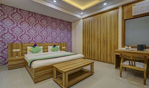 Standard Room | Desk