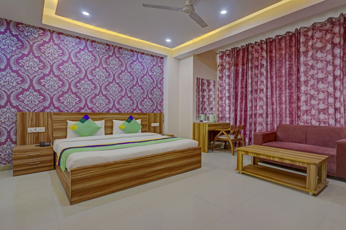 Deluxe Room | Desk