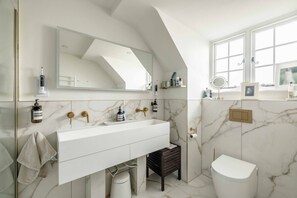 Douche, sèche-cheveux, serviettes fournies, shampoing