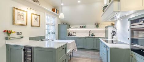 Kühlschrank, Mikrowelle, Ofen, Geschirrspüler