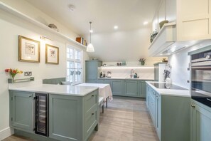 Fridge, microwave, oven, dishwasher - Stylish 2Bed/2Bath Flat In The Heart Of Windsor (Berkshire)