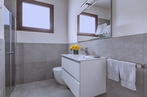 Een douche, een haardroger, handdoeken
