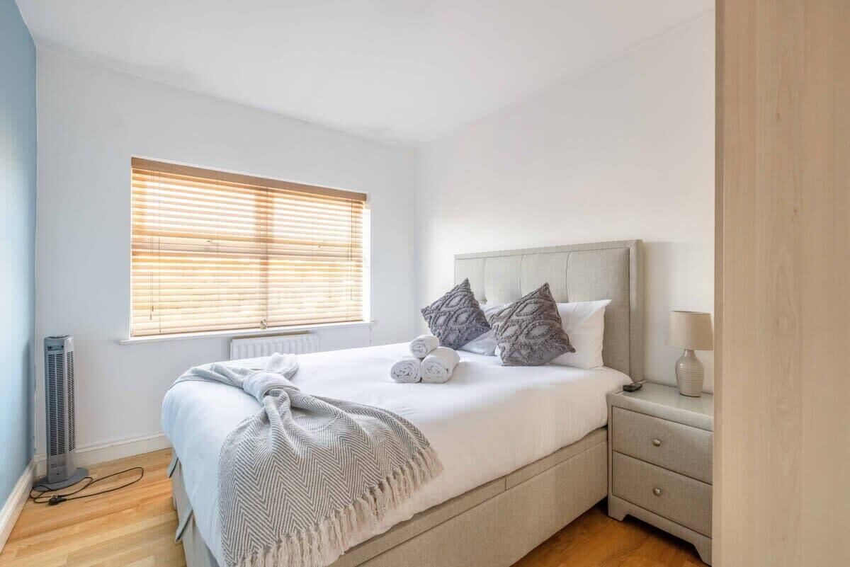 3 bedrooms, iron/ironing board, WiFi, bed sheets