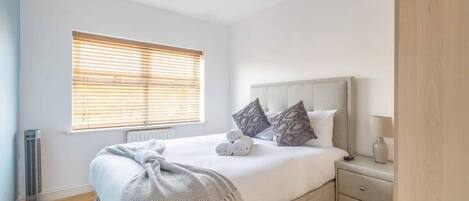 3 bedrooms, iron/ironing board, WiFi, bed sheets