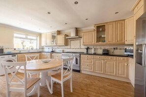 Fridge, microwave, oven, stovetop - Spacious 3 Bedroom Home|Great for Families! (Slough)