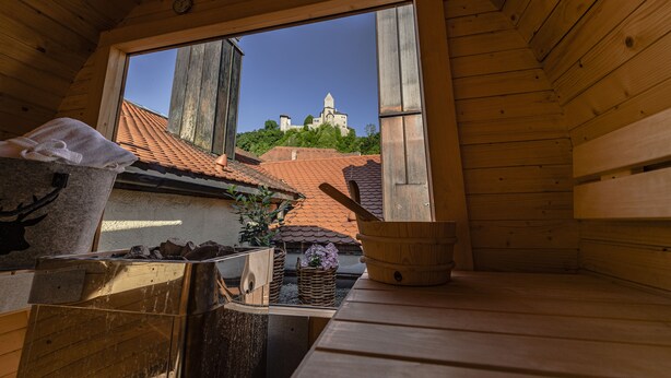 A wooden cabin with a view of a castle on a hill. - Der Postwirt (Kipfenberg)