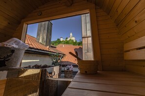 A wooden cabin with a view of a castle on a hill. - Der Postwirt (Kipfenberg)