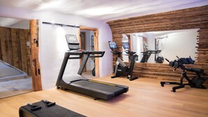 A gym with treadmills, elliptical machines, and exercise bikes. - Der Postwirt (Kipfenberg)