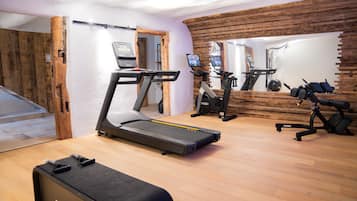 Equipamiento de fitness en la habitación