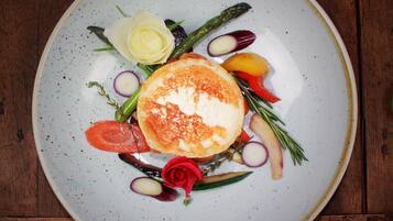 Une assiette remplie de différents légumes et ornée d’une rose.