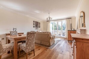 Télévision, cheminée, espaces bureaux