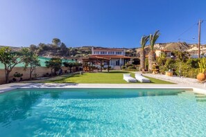 Seasonal outdoor pool - Luxury Garden Villa with Heated Pool (Heraklion)