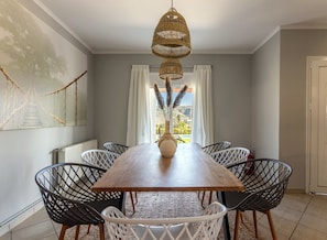 Deluxe Villa | Dining room