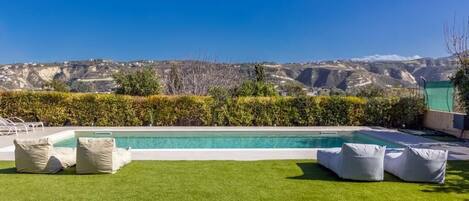 시즌별로 운영되는 야외 수영장