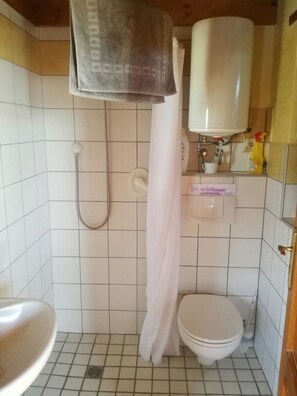 Dusche, Haartrockner, Handtücher