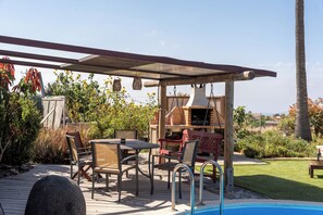 A patio with a pool, outdoor furniture, and a barbecue area. - Romantic vacation home on an idyllic, quiet finca (Granadilla)