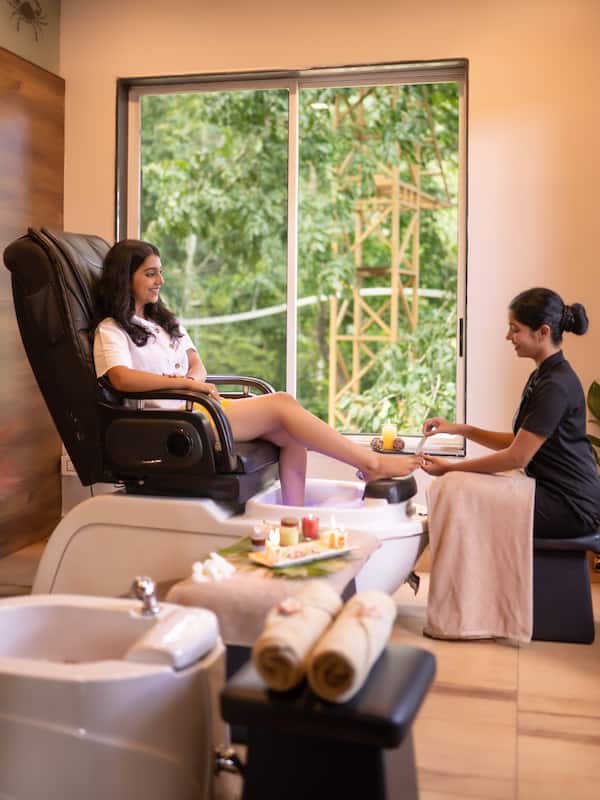 Couples treatment room(s), hot tub, steam room, body treatments
