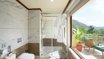 Executive Suite | Bathroom | Free toiletries, towels, soap, shampoo
