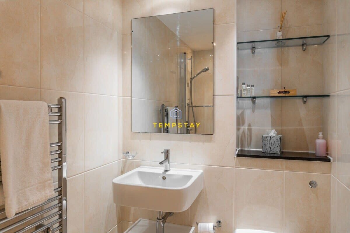 浴缸、吹风机、毛巾