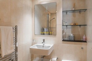 Badewanne, Haartrockner, Handtücher