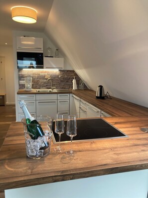 Kühlschrank, Mikrowelle, Ofen, Herdplatte