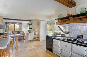Frigorífico, horno, placa de cocina y lavavajillas
