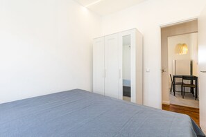 1 habitación, tabla de planchar con plancha, wifi gratis y ropa de cama