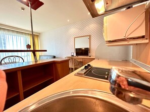 Refrigerador, microondas, tetera eléctrica y utensilios de cocina 