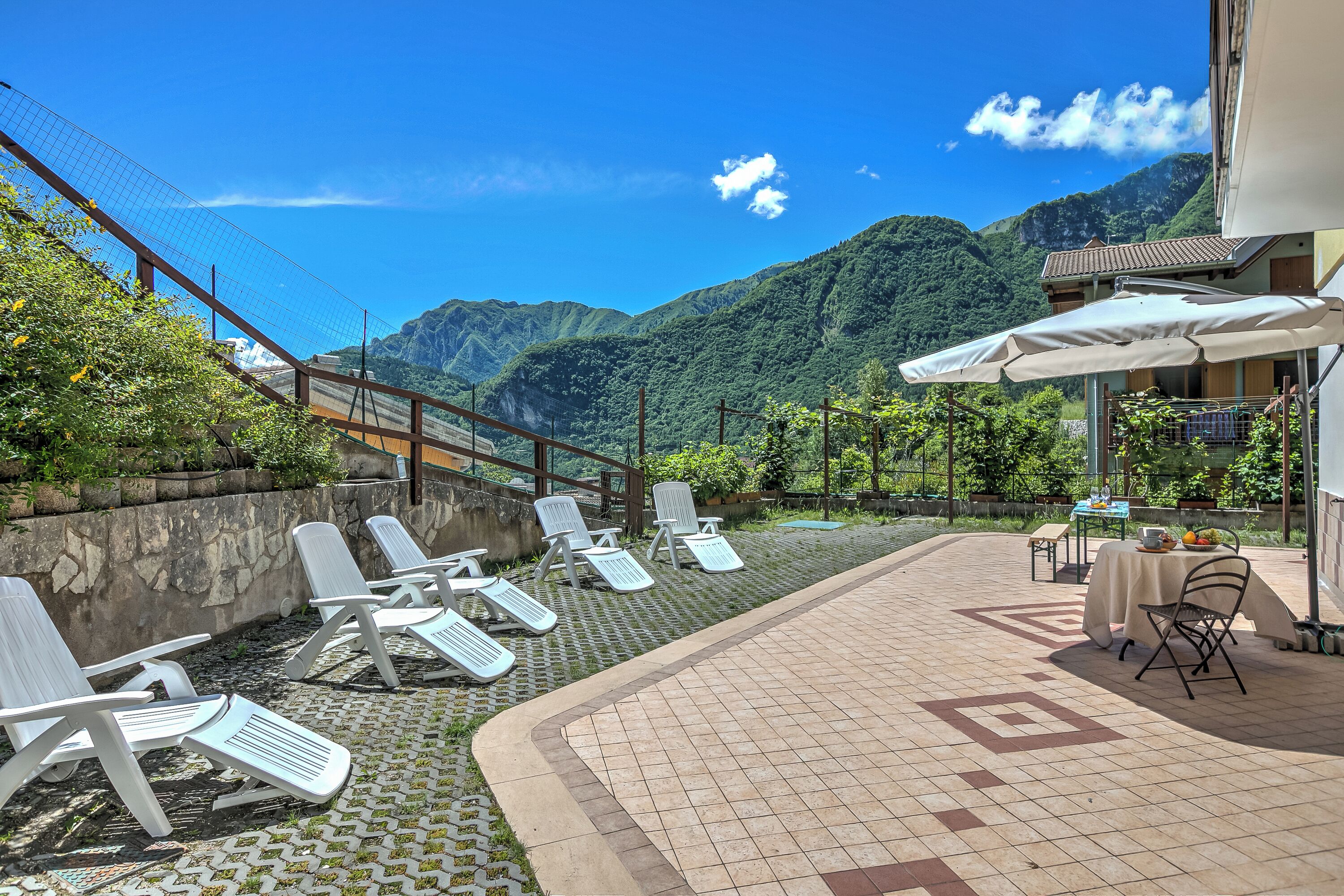 Rumah Keluarga, beberapa kamar, tepi gunung (Il Giardino In Montagna Family) | Tempat makan outdoor