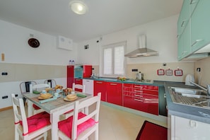 Family House, 2 Bedrooms, Mountainside (Il Giardino In Montagna Family) | Dining room