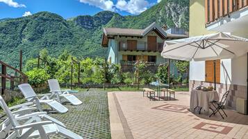 Family House, Multiple Bedrooms, Mountainside (Il Giardino In Montagna Family) | Tempat makan luar