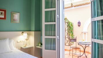 Een kluis op de kamer, een laptopwerkplek, verduisterende gordijnen