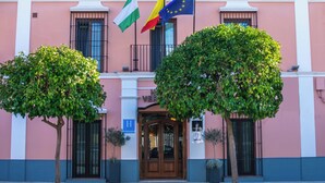 A pink building with the sign "HOTEL VERACRUZ" and two flags, one national and one EU, in front. - Hotel Veracruz (Utrera)