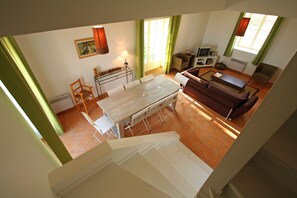 TV, tavolo da ping pong, impianto stereo