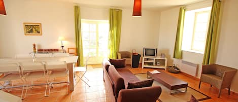 TV, ping pong, stereo