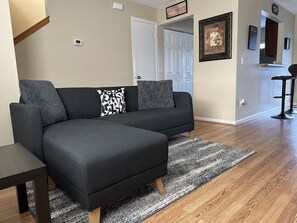 Living area - Beautiful home near UCF, Disney , Universal Studios and more (Orlando)