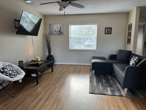 Living area - Beautiful home near UCF, Disney , Universal Studios and more (Orlando)