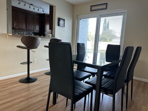 Dining - Beautiful home near UCF, Disney , Universal Studios and more (Orlando)
