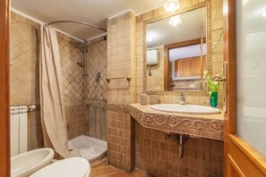 Ducha, secador de pelo, bidé y toallas